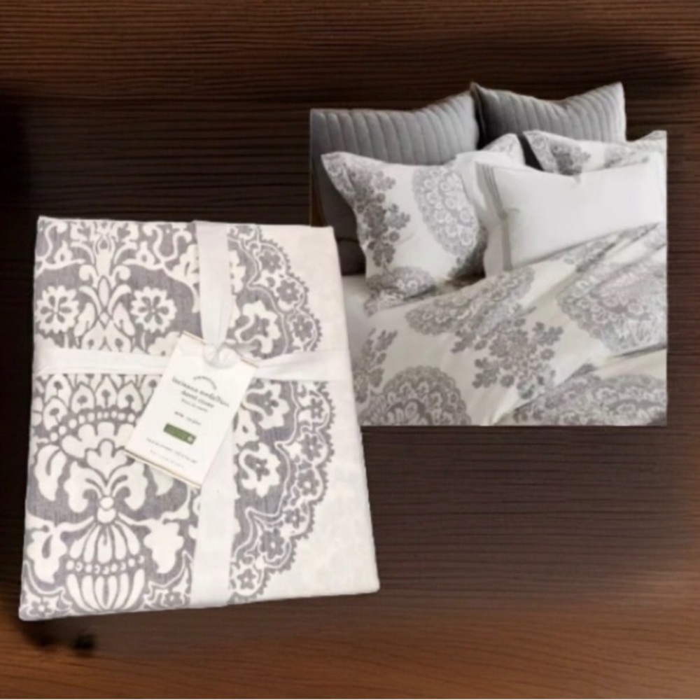 Pottery Barn Lucianna Collection 95% Cotton Gray & Ivory Duvet Cover, Twin, NWT - Picture 2 of 4